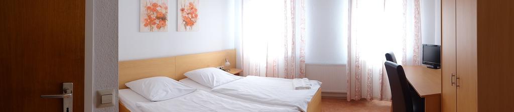 Hotel-Restaurant Zum Goldenen Hahnen มาร์กโกรนิงเกน ภายนอก รูปภาพ