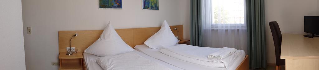 Hotel-Restaurant Zum Goldenen Hahnen มาร์กโกรนิงเกน ภายนอก รูปภาพ
