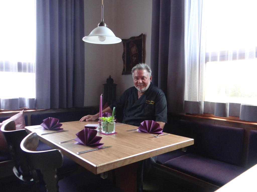 Hotel-Restaurant Zum Goldenen Hahnen มาร์กโกรนิงเกน ภายนอก รูปภาพ